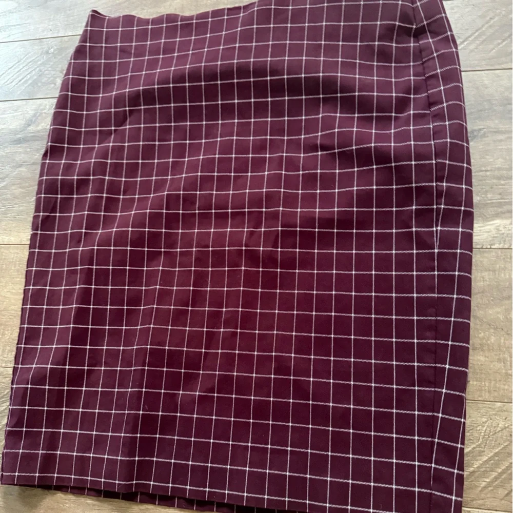 Elle Burgundy Windowpane Plaid Pencil Skirt | Classic Workwear Office | Large - Picture 2 of 3